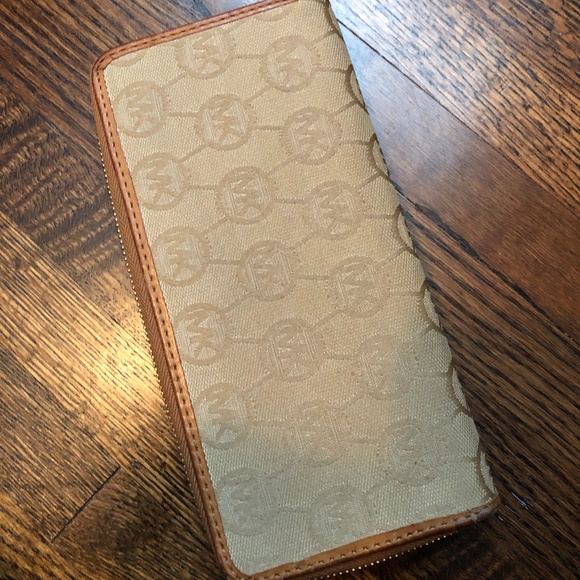 Michael Kors wallet - Picture 1 of 3
